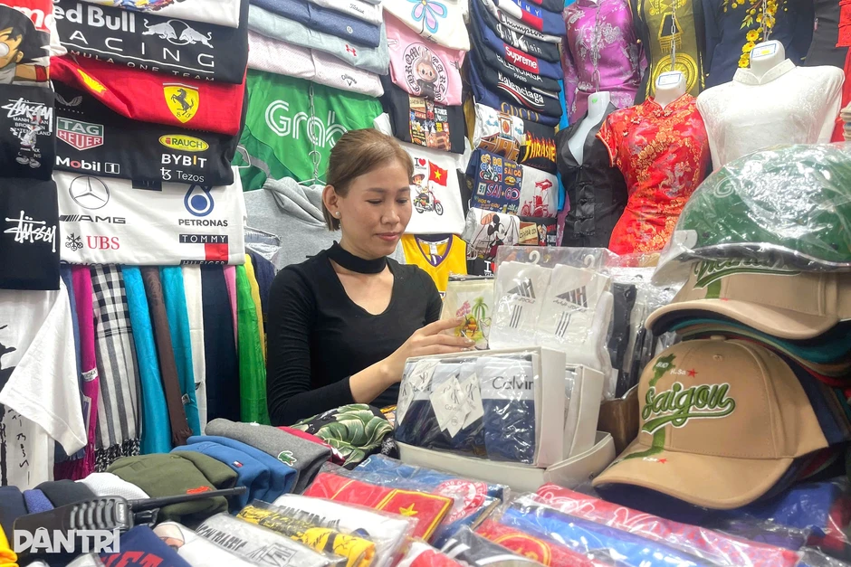 Chủ sạp vải "bắn" tiếng Anh gây sốt: Xa quê lập nghiệp, mua nhà TPHCM Chủ sạp vải "bắn" tiếng Anh gây sốt: Xa quê lập nghiệp, mua nhà TPHCM