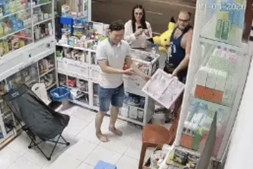 Chủ tiệm thuốc được hai khách Tây tặng quà vì lí do bất ngờ Chủ tiệm thuốc được hai khách Tây tặng quà vì lí do bất ngờ