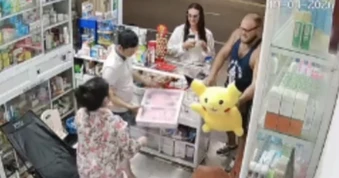 Chủ tiệm thuốc được hai khách Tây tặng quà vì lí do bất ngờ