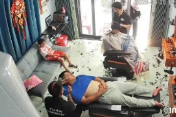 Chủ tiệm tóc sững người vì hành động của vị khách đưa con tới quán Chủ tiệm tóc sững người vì hành động của vị khách đưa con tới quán