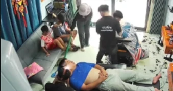 Chủ tiệm tóc sững người vì hành động của vị khách đưa con tới quán