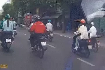 Chứng kiến cảnh nam sinh bị tông xe, tài xế taxi ngừng việc đưa đi cấp cứu