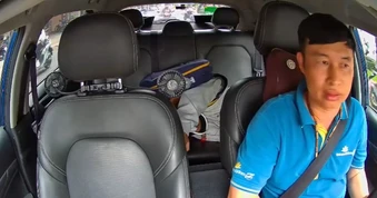 Chứng kiến cảnh nam sinh bị tông xe, tài xế taxi ngừng việc đưa đi cấp cứu