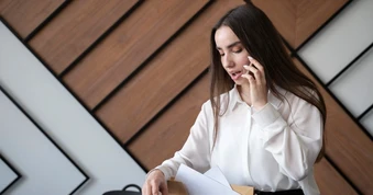 Cô gái bị sa thải vì thường xuyên đi làm sớm... 40 phút