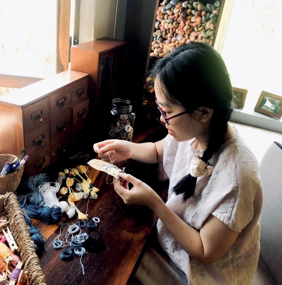 Cô gái nhặt lá mít rụng thêu tranh, kiếm triệu đồng mỗi bức Cô gái nhặt lá mít rụng thêu tranh, kiếm triệu đồng mỗi bức