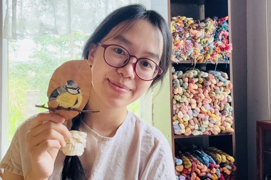 Cô gái nhặt lá mít rụng thêu tranh, kiếm triệu đồng mỗi bức Cô gái nhặt lá mít rụng thêu tranh, kiếm triệu đồng mỗi bức