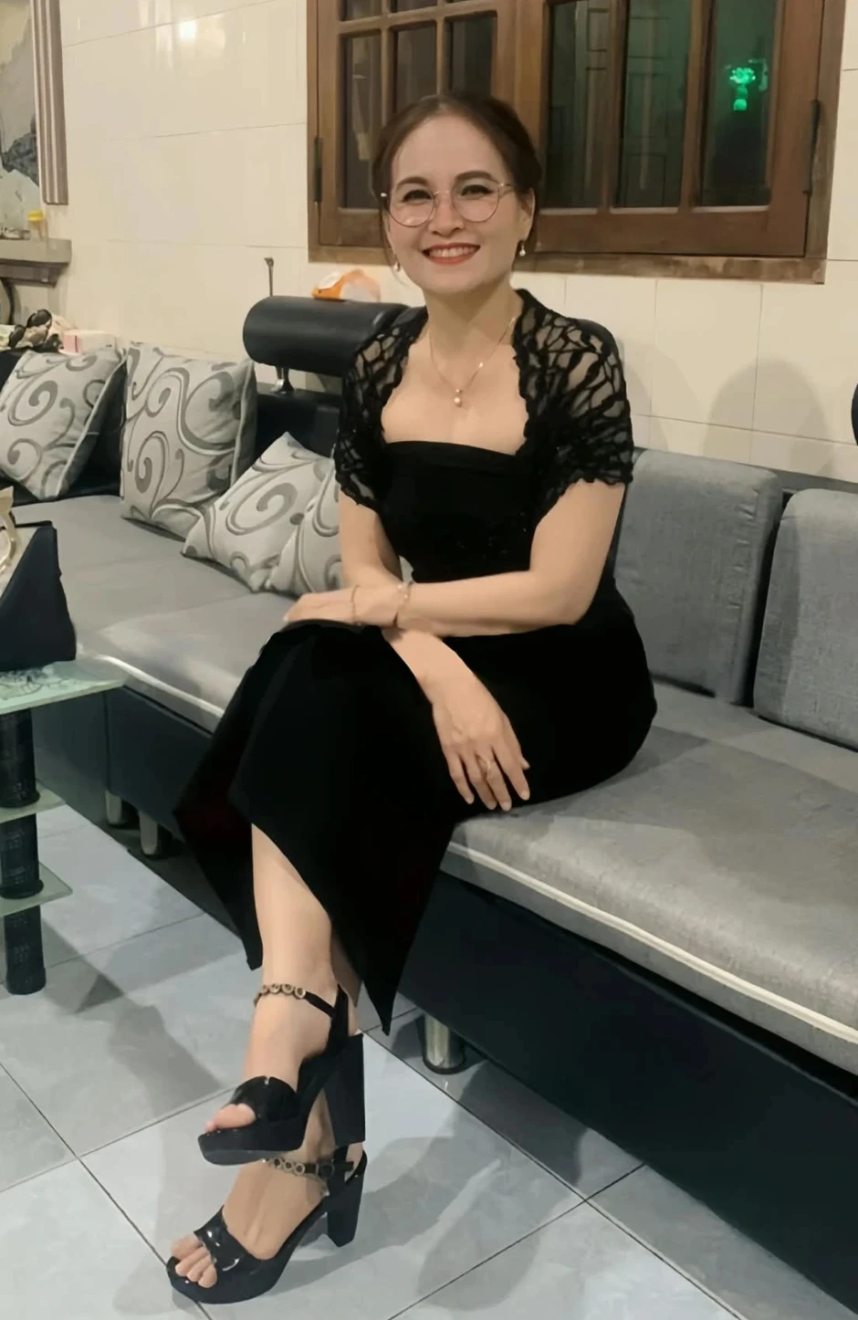 Cô gái thành thợ may nổi tiếng nhờ clip "may đầm cho mẹ" hút 30 triệu views
