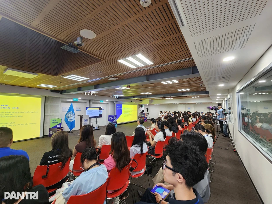 Công nghệ kéo người lao động vào vòng xoáy làm việc 24/7 Công nghệ kéo người lao động vào vòng xoáy làm việc 24/7