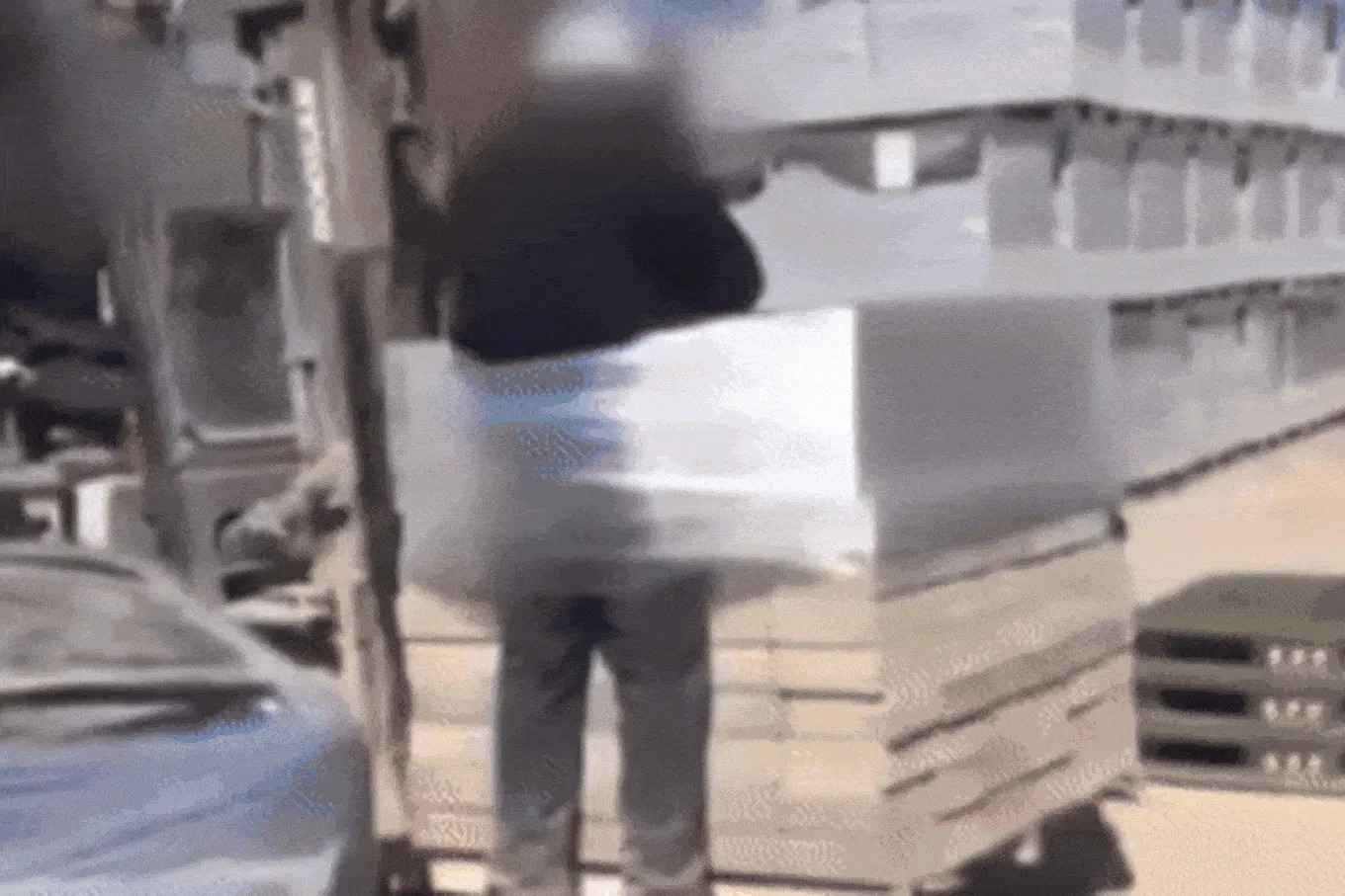 Công nhân Hàn Quốc hưởng án treo vì trói đồng nghiệp nước ngoài vào xe nâng Công nhân Hàn Quốc hưởng án treo vì trói đồng nghiệp nước ngoài vào xe nâng