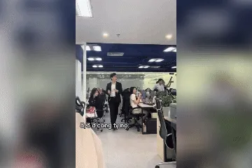 Công ty thuê “nam thần” nhảy tặng dịp 8/3, dân tình đổ xô... xin vào làm Công ty thuê “nam thần” nhảy tặng dịp 8/3, dân tình đổ xô... xin vào làm