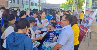 Cử nhân ế việc, doanh nghiệp lại mỏi mắt tìm nhân công kỹ thuật