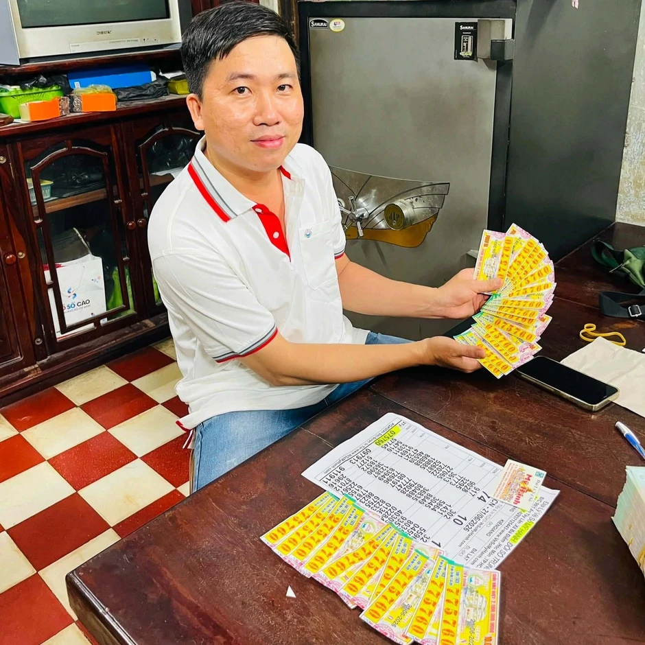 Đại lý đến tận nhà trả thưởng cho khách trúng độc đắc