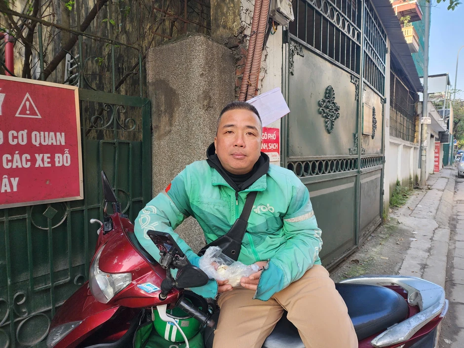 Dân công sở chờ nửa tiếng đổ xăng, dậy từ 4h, bắt tàu điện, xe buýt đi làm Dân công sở chờ nửa tiếng đổ xăng, dậy từ 4h, bắt tàu điện, xe buýt đi làm