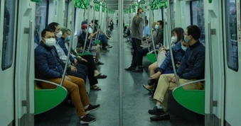 Dân công sở chờ nửa tiếng đổ xăng, dậy từ 4h, bắt tàu điện, xe buýt đi làm