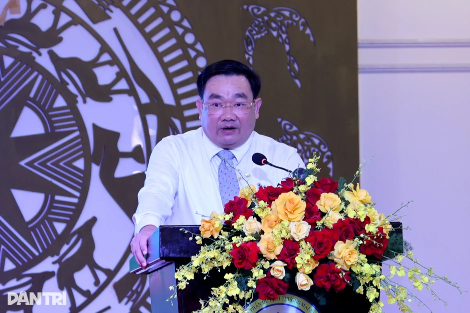 Đau đầu vì nạn săn “con chim nghìn tỷ” đưa lên bàn nhậu Đau đầu vì nạn săn “con chim nghìn tỷ” đưa lên bàn nhậu