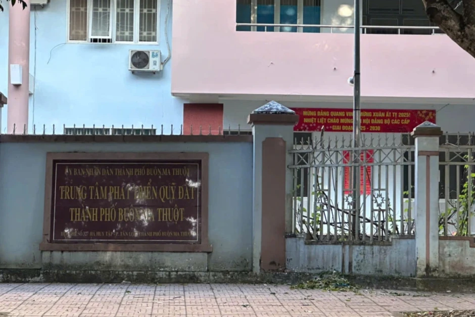 Diễn biến mới vụ "mượn" hơn 10 tỷ đồng tiền đền bù để trả lương, thưởng Diễn biến mới vụ "mượn" hơn 10 tỷ đồng tiền đền bù để trả lương, thưởng