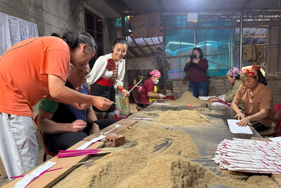 Đoàn khách thay đổi suy nghĩ làm du lịch phải có nhiều tiền của cô gái Thái