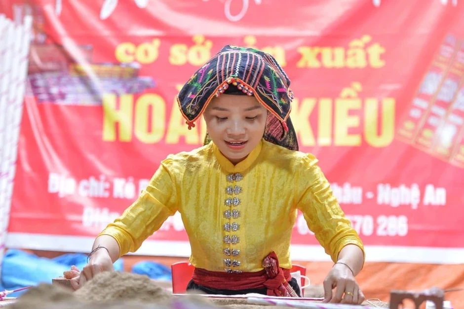 Đoàn khách thay đổi suy nghĩ làm du lịch phải có nhiều tiền của cô gái Thái