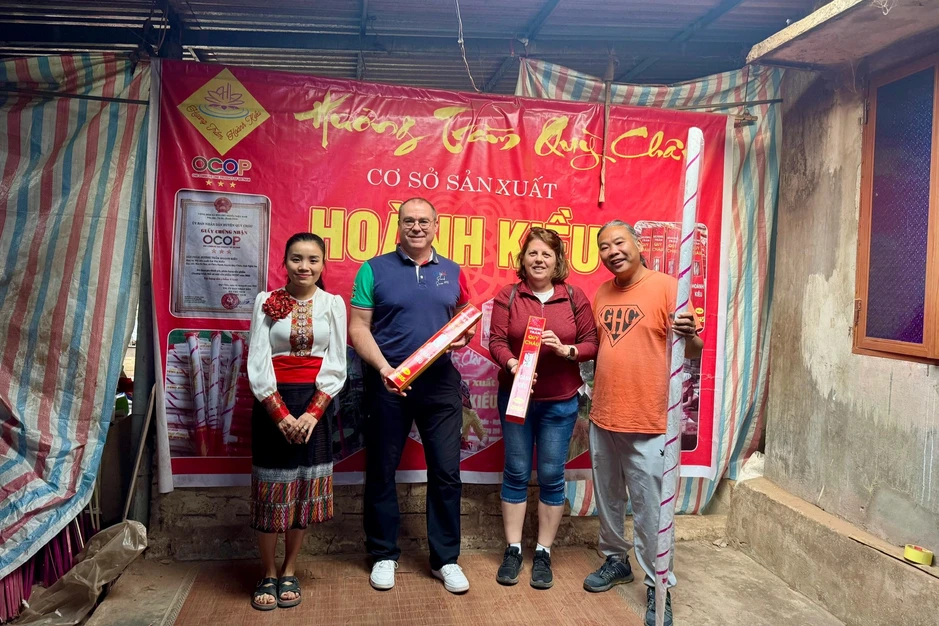 Đoàn khách thay đổi suy nghĩ làm du lịch phải có nhiều tiền của cô gái Thái