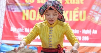 Đoàn khách thay đổi suy nghĩ làm du lịch phải có nhiều tiền của cô gái Thái