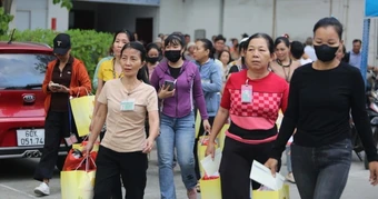 Doanh nghiệp tăng lương, thưởng khích lệ người lao động làm việc sau Tết