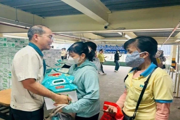 Doanh nghiệp tặng vàng, thưởng tiền cho người lao động