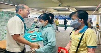 Doanh nghiệp tặng vàng, thưởng tiền cho người lao động
