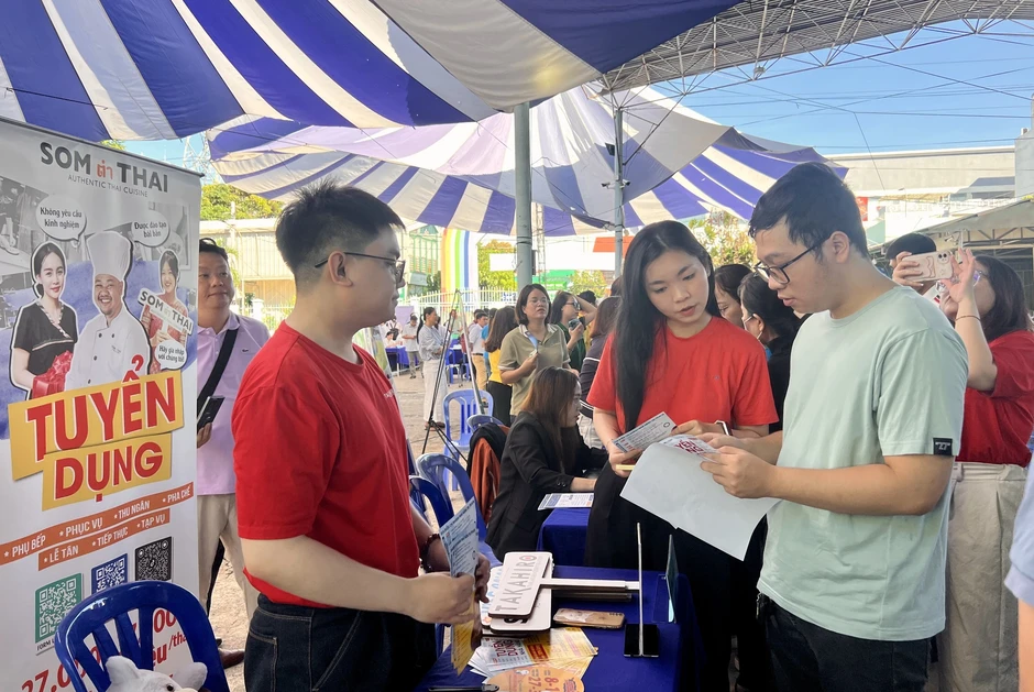 Doanh nghiệp trả lương công nhân 12 - 33 triệu đồng/tháng vẫn khó tuyển người Doanh nghiệp trả lương công nhân 12 - 33 triệu đồng/tháng vẫn khó tuyển người