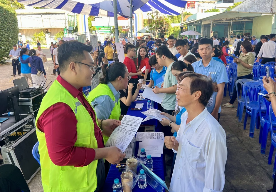 Doanh nghiệp trả lương công nhân 12 - 33 triệu đồng/tháng vẫn khó tuyển người Doanh nghiệp trả lương công nhân 12 - 33 triệu đồng/tháng vẫn khó tuyển người