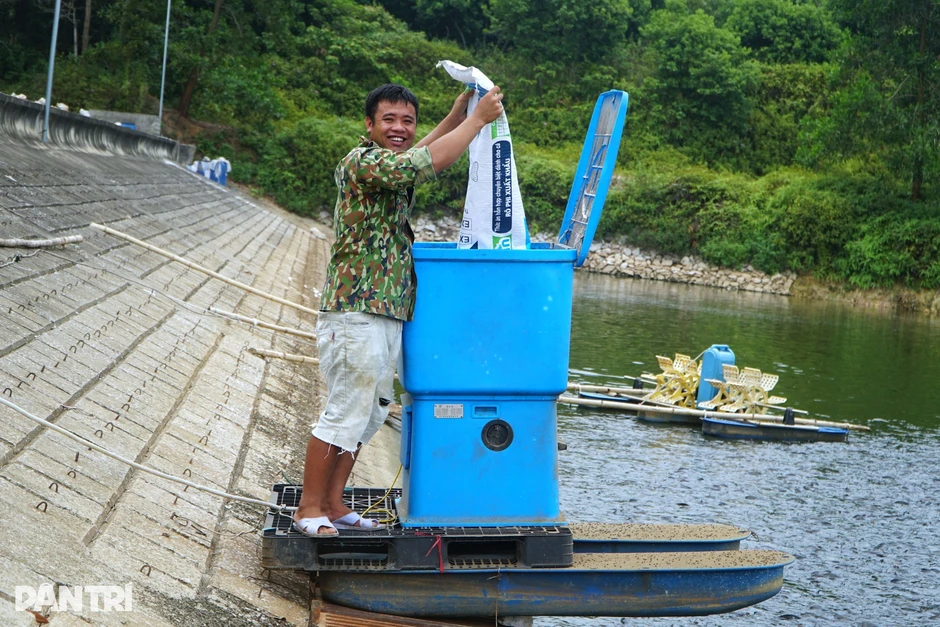 Đôi bạn thân biến hồ thủy lợi thành "mỏ vàng", kiếm nửa tỷ đồng mỗi vụ