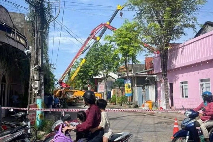Gãy cần bơm bê tông, 3 công nhân thương vong Gãy cần bơm bê tông, 3 công nhân thương vong