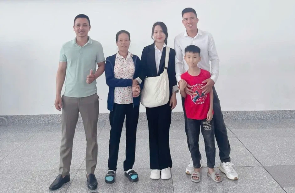 Giả làm “cò đất” bí mật về thăm nhà, cô gái khiến mẹ xúc động đến ngã khuỵu Giả làm “cò đất” bí mật về thăm nhà, cô gái khiến mẹ xúc động đến ngã khuỵu