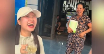 Giả làm “cò đất” bí mật về thăm nhà, cô gái khiến mẹ xúc động đến ngã khuỵu