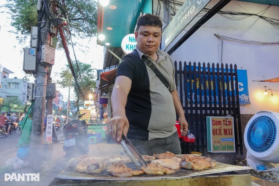 Giám đốc bỏ việc lương cao về bán cơm tấm vì cái gật đầu của mẹ Giám đốc bỏ việc lương cao về bán cơm tấm vì cái gật đầu của mẹ