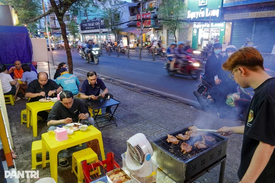 Giám đốc bỏ việc lương cao về bán cơm tấm vì cái gật đầu của mẹ Giám đốc bỏ việc lương cao về bán cơm tấm vì cái gật đầu của mẹ