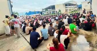 Hàng trăm công nhân ngừng việc tập thể thắc mắc tăng lương