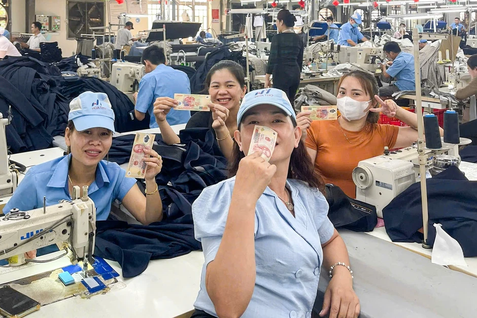 Hơn 10.000 công nhân được hỗ trợ tiền xăng đi làm Hơn 10.000 công nhân được hỗ trợ tiền xăng đi làm