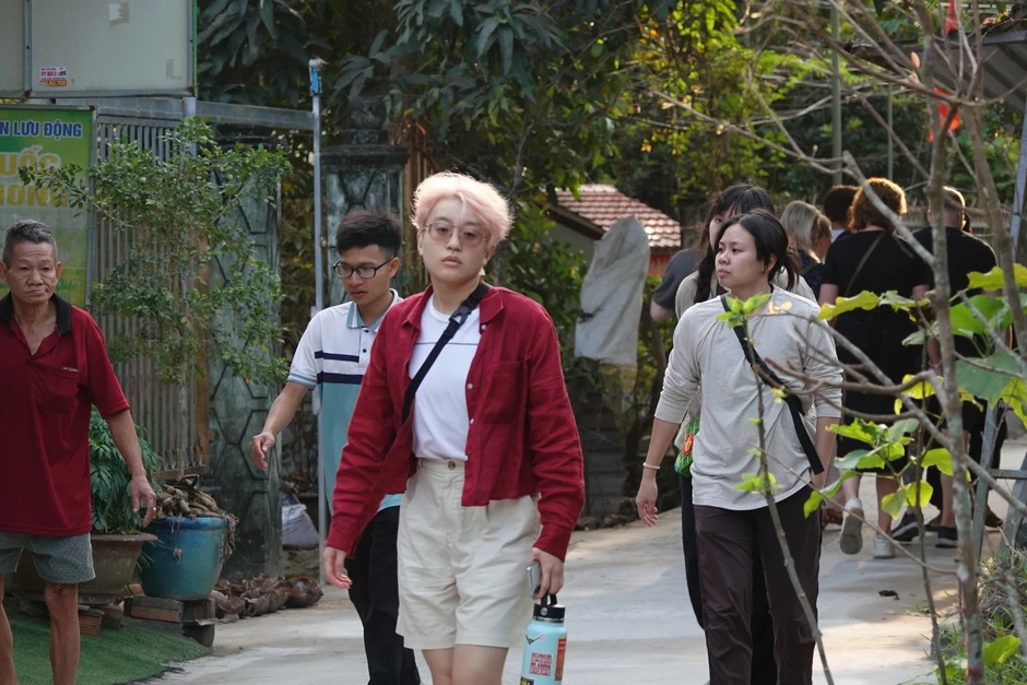 Hướng dẫn viên trẻ đắt sô du lịch làng nghề miền Tây mùa tết Hướng dẫn viên trẻ đắt sô du lịch làng nghề miền Tây mùa tết