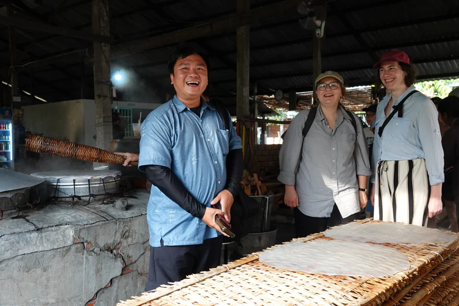 Hướng dẫn viên trẻ đắt sô du lịch làng nghề miền Tây mùa tết Hướng dẫn viên trẻ đắt sô du lịch làng nghề miền Tây mùa tết