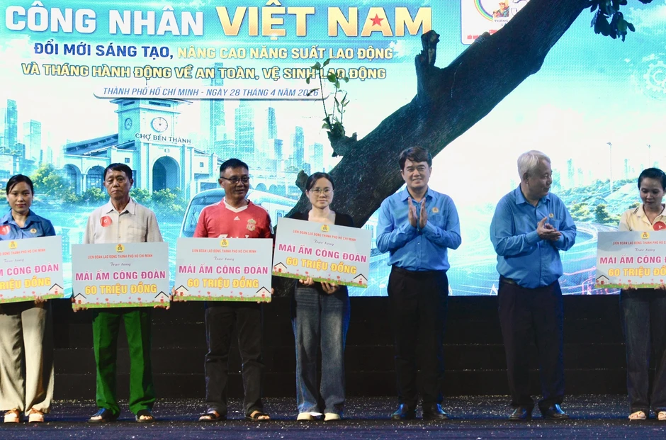 Khai mạc Tháng công nhân: Tặng 12 'mái ấm Công đoàn cho' người lao động Khai mạc Tháng công nhân: Tặng 12 'mái ấm Công đoàn cho' người lao động