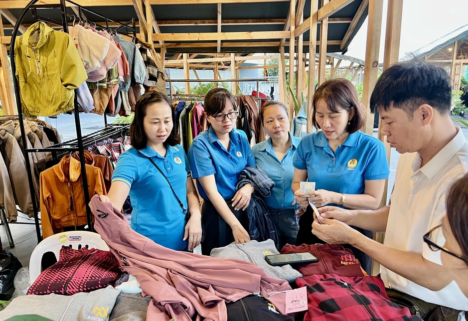 Khai mạc Tháng công nhân: Tặng 12 'mái ấm Công đoàn cho' người lao động Khai mạc Tháng công nhân: Tặng 12 'mái ấm Công đoàn cho' người lao động