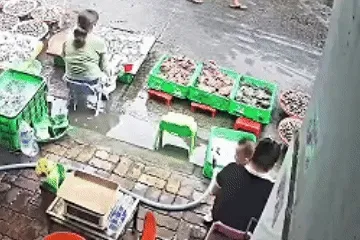 Khoảnh khắc nữ tiểu thương trúng số khiến gần 1 triệu người vui lây Khoảnh khắc nữ tiểu thương trúng số khiến gần 1 triệu người vui lây
