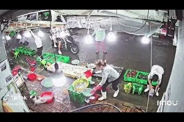 Khoảnh khắc nữ tiểu thương trúng số khiến gần 1 triệu người vui lây Khoảnh khắc nữ tiểu thương trúng số khiến gần 1 triệu người vui lây