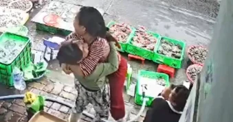 Khoảnh khắc nữ tiểu thương trúng số khiến gần 1 triệu người vui lây