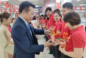 Lao động nhận mừng tuổi, dầu ăn ngày đầu đi làm sau Tết