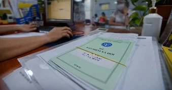 Lao động nữ 52 tuổi, 15 năm làm nghề nặng nhọc khi nào được nghỉ hưu?