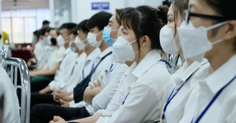 Lao động Việt tự ý ở lại nước ngoài trái phép bị phạt đến 100 triệu đồng