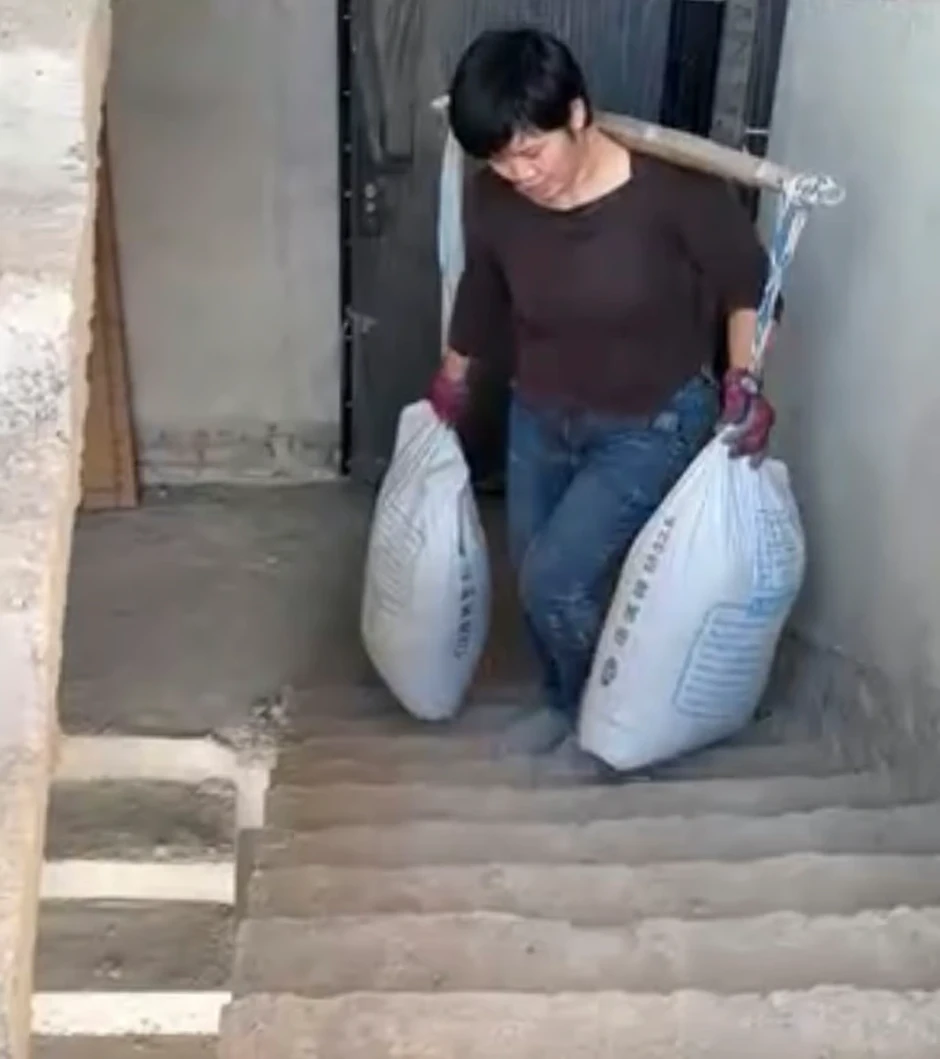 Mẹ đơn thân vác xi măng 16 năm kiếm tiền nuôi con khiến dân mạng xúc động Mẹ đơn thân vác xi măng 16 năm kiếm tiền nuôi con khiến dân mạng xúc động