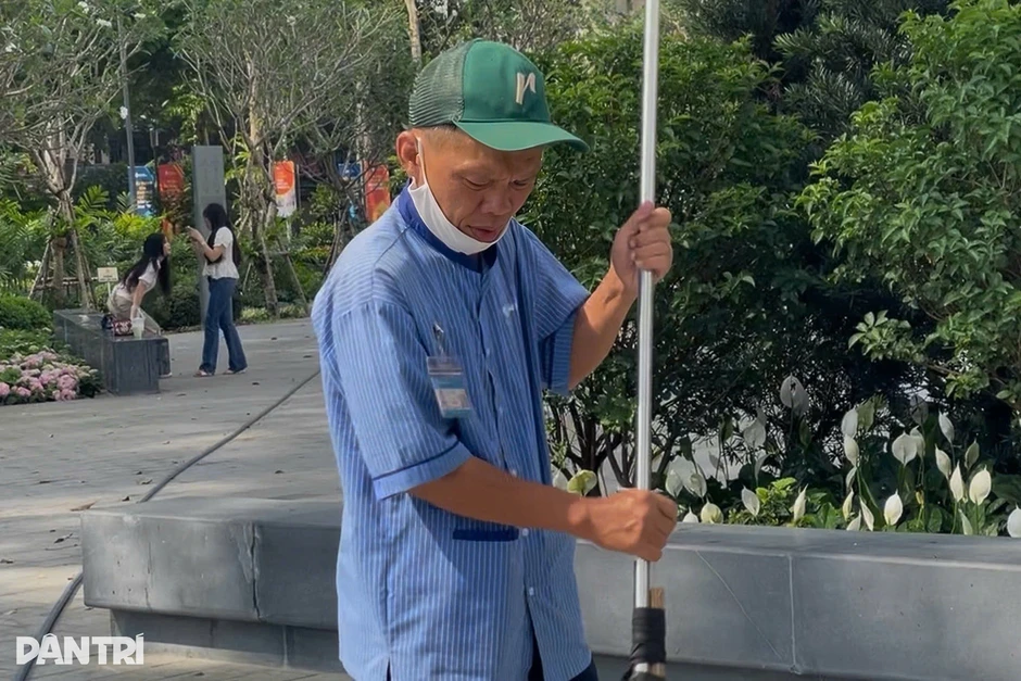 Nam lao công vừa nhảy, vừa dọn vệ sinh ở công viên gây “sốt” mạng Nam lao công vừa nhảy, vừa dọn vệ sinh ở công viên gây “sốt” mạng