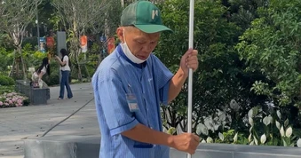 Nam lao công vừa nhảy, vừa dọn vệ sinh ở công viên gây “sốt” mạng